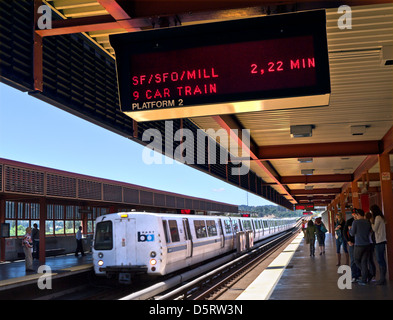 Piattaforma della stazione 'BART' di San Francisco e passeggeri con cartello degli arrivi a Walnut Creek. Sistema ferroviario "Bay Area Rapid Transit" SF California USA Foto Stock