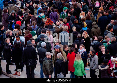 Londra, Regno Unito. 8 Aprile, 2013. La folla si riuniscono in piazza Windrush, Brixton per celebrare l ex primo ministro Baronessa Margaret Thatcher alla morte. Credito: Andrew Thornley/Alamy Live News Foto Stock