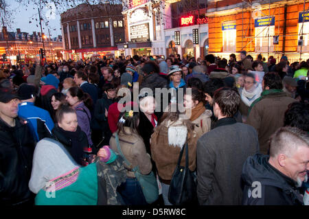 Londra, Regno Unito. 8 Aprile, 2013. La folla si riuniscono in piazza Windrush Brixton per celebrare l ex primo ministro Baronessa Margaret Thatcher alla morte. Credito: Andrew Thornley/Alamy Live News Foto Stock