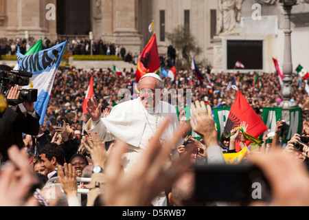 Papa Francesco nel popemobile in piazza San Pietro a Roma il giorno di Pasqua Foto Stock