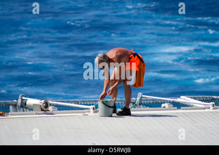 Marinaio pittura all eliporto in Ramform sovrano nave sismica da PGS di petrolio e di gas company Foto Stock