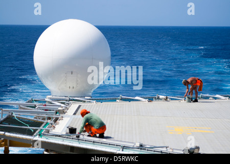 Marinaio pittura all eliporto in Ramform sovrano nave sismica da PGS di petrolio e di gas company Foto Stock