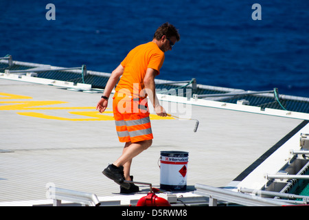Marinaio pittura all eliporto in Ramform sovrano nave sismica da PGS di petrolio e di gas company Foto Stock