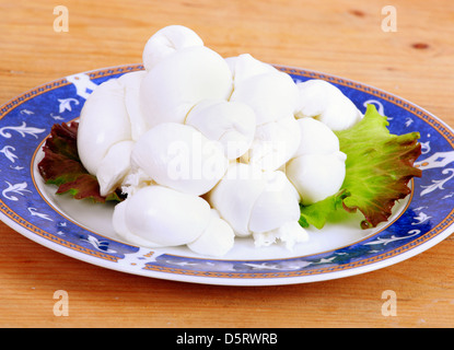 Treccia di mozzarella italiana con insalata Foto Stock