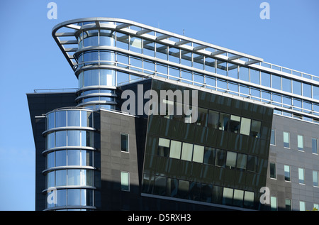 Spree-Eck è un moderno edificio di Berlino (Germania) con cielo blu sullo sfondo. Foto Stock