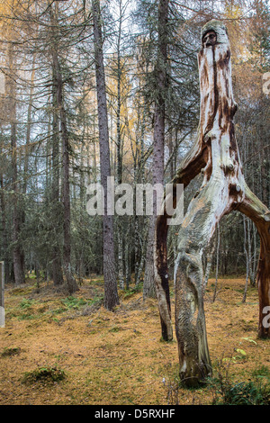 Il Walker scultura in legno da Frank Bruce Sculpture Park a Feshiebridge in Scozia Foto Stock