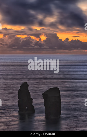 Tramonto su resti di origine vulcanica, Mosteiros, isola Sao Miguel nelle Azzorre Foto Stock