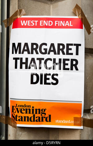 Londra, Regno Unito. Dal 8 aprile 2013. Evening Standard Bill lettura scheda 'Margaret Thatcher Dies' alla stazione di Moorgate. Credito: martyn wheatley / Alamy Live News Foto Stock