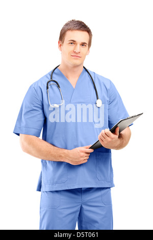 Un maschio di medico in un uniforme in posa con gli appunti in mano isolati su sfondo bianco Foto Stock