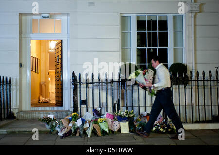 Londra, UK. Dal 8 aprile 2013. Omaggi floreali sono raccolti e portato all'interno della residenza di Margaret Thatcher a Chester Square. L'ex primo ministro è morto oggi all'età di 87. Credito: Piero Cruciatti / Alamy Live News Foto Stock