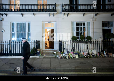 Londra, UK. Dal 8 aprile 2013. Un poliziotto cammina davanti alla residenza di Margaret Thatcher a Chester Square a Londra. L'ex primo ministro è morto oggi all'età di 87. Credito: Piero Cruciatti / Alamy Live News Foto Stock