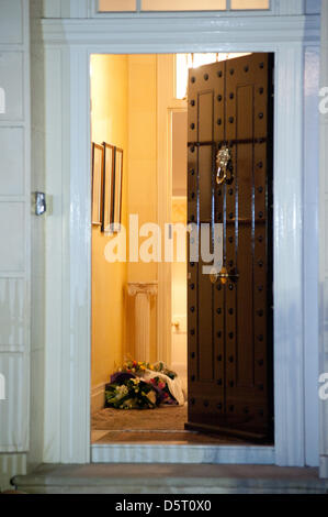 Londra, UK. Dal 8 aprile 2013. Omaggi floreali sono raccolti e portato all'interno della residenza di Margaret Thatcher a Chester Square. L'ex primo ministro è morto oggi all'età di 87. Credito: Piero Cruciatti / Alamy Live News Foto Stock