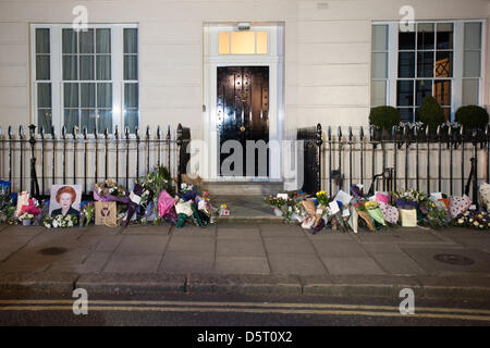 Londra, UK. Dal 8 aprile 2013. omaggi floreali sono state lasciate per tutta la giornata al di fuori della residenza di Margaret Thatcher a Chester Square. L'ex primo ministro è morto oggi all'età di 87. Credito: Piero Cruciatti / Alamy Live News Foto Stock