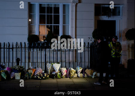 Londra, UK. Dal 8 aprile 2013. Un membro di medias delle pellicole di omaggi floreali portato all'interno della residenza di Margaret Thatcher a Chester Square. L'ex primo ministro è morto oggi all'età di 87. Credito: Piero Cruciatti / Alamy Live News Foto Stock