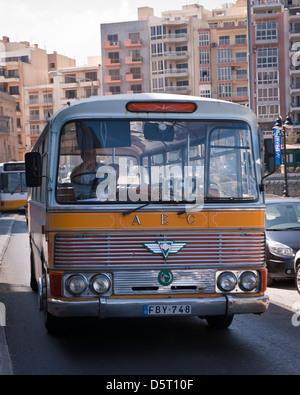 Iconici locale autobus gialli, Malta Foto Stock