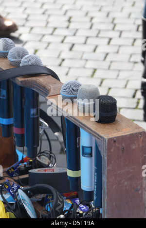 Set di microfoni su un cavalletto a caso Foto Stock