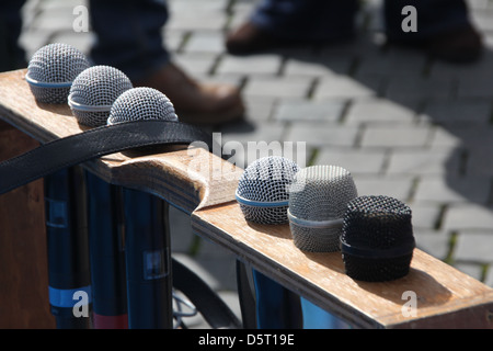 Set di microfoni su un cavalletto a caso Foto Stock