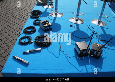 Set di microfoni su un cavalletto a caso Foto Stock