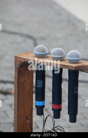 Set di microfoni su un cavalletto a caso Foto Stock