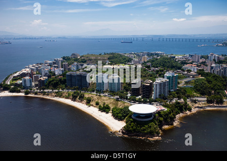 Niteroi Museo di Arte Contemporanea progettato dall architetto Oscar Niemeyer Baia Guanabara e ponte Rio-Niteroi in background Foto Stock