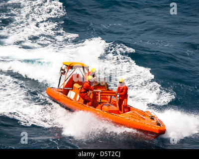 Un rapido mezzo di salvataggio barca varata dalla nave sismica Veritas Vantage per trapano di formazione Foto Stock