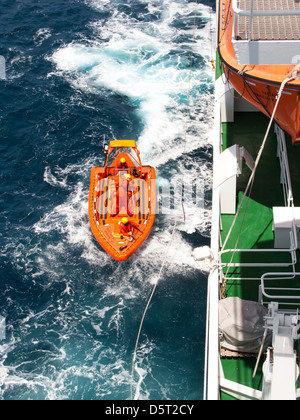 Un rapido mezzo di salvataggio barca varata dalla nave sismica Veritas Vantage per trapano di formazione Foto Stock