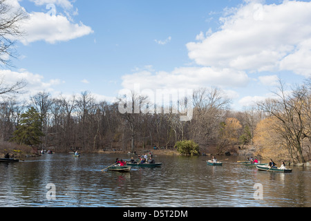 Le persone che si godono la giornata di sole da canoa, riga barca presso il famoso Loeb BoatHouse nel Central Park di New York in primavera Foto Stock