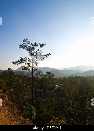 Una stretta rilievi rosso con ripidi fianchi di valli in Pai Canyon (Kong Lan), Mae Hong Son, Thailandia Foto Stock