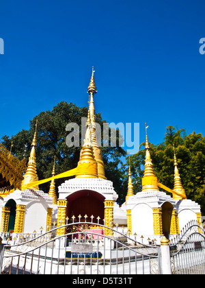 La pagoda dorata in Tai Yai stile in Wat Klang, Pai in Mae Hong Son, Thailandia. Foto Stock