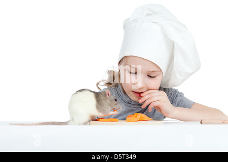 Lo Chef girland ratto domestico di mangiare cibo sano insieme. Isolato su bianco Foto Stock