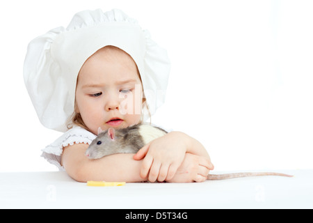 Bambina abbracciare ratto domestico su sfondo bianco Foto Stock