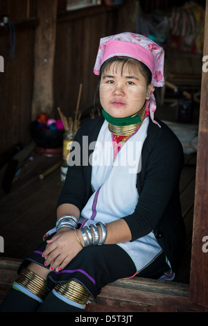 Giovane donna Padaung Foto Stock