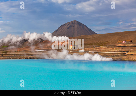 Stazione Elettrica Geotermica e turchese brillante lago in Islanda in estate giornata di sole Foto Stock