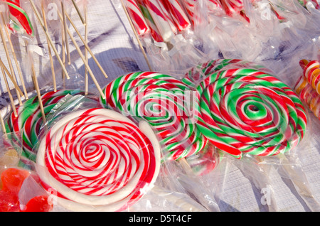 Forme a spirale caramelle colorate in strada del mercato Foto Stock