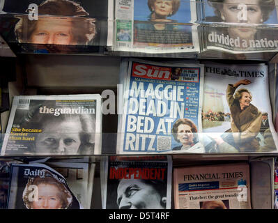 Regno Unito quotidiani nazionali con le pagine anteriore dedicata alla morte dell ex PM Margaret Thatcher in vendita in un supermercato di Londra. Foto Stock