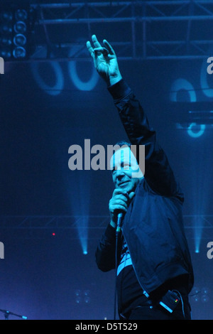 Simple Minds esegue presso l'O2 Academy di Birmingham. I membri della band :-Jim Kerr (vocals, songwriting), Charlie Burchill (chitarre, Foto Stock