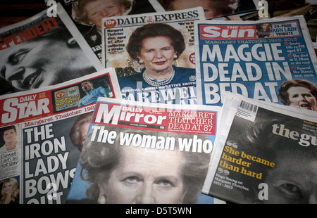 British National Newspaper pagine anteriori su Margaret Thatcher della morte Foto Stock