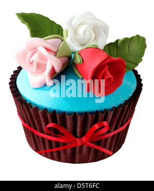 Tagliare AL DI FUORI DELLA RED VELVET CUPCAKE CON ICED ROSE Foto Stock