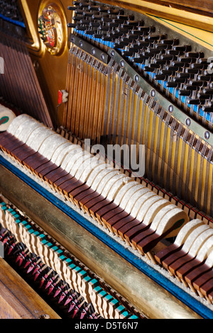 Chiusura del vecchio elemento interno pianoforte Foto Stock