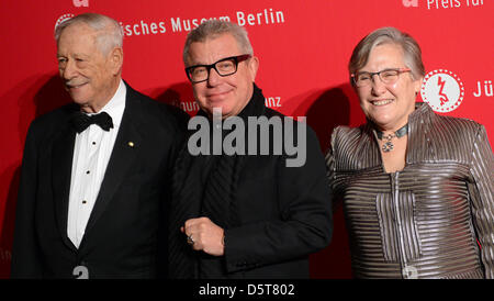 Il direttore del Museo Ebraico di Berlino, Michael Blumenthal (l-r), l'architetto Daniel Libeskind e sua moglie Nina arrivano presso l'accademia del Museo Ebraico di Berlino, Germania, 17 novembre 2012. Foto: BRITTA PEDERSEN Foto Stock