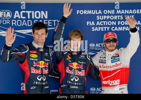 Australian Formula One driver Mark Webber (3rd, L-R) di Red Bull e il suo compagno di squadra, il tedesco Sebastian Vettel (1a), e il britannico Lewis Hamilton (2a) della McLaren Mercedes celebate dopo la sessione di qualifiche sul circuito delle Americhe ad Austin, Texas, Stati Uniti d'America, 17 novembre 2012. La Formula Uno Gran Premio degli Stati Uniti avrà luogo il 18 novembre 2012. Foto: David Ebener/dpa +++ Foto Stock