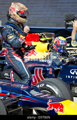 Tedesco di Formula Uno pilota Sebastian Vettel (L, 1a) di Red Bull celebra accanto al suo compagno di squadra australiano Mark Webber (3rd) dopo aver scandito il miglior tempo nella sessione di qualifica presso il circuito delle Americhe di Austin, Texas, Stati Uniti d'America, 17 novembre 2012. La Formula Uno Gran Premio degli Stati Uniti avrà luogo il 18 novembre 2012. Foto: David Ebener/dpa +++(c) dpa - Bildfun Foto Stock