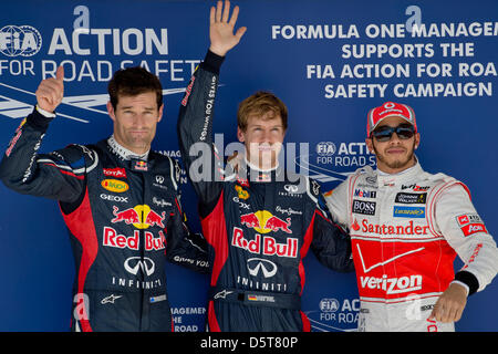 Australian Formula One driver Mark Webber (3rd, L-R) di Red Bull e il suo compagno di squadra, il tedesco Sebastian Vettel (1a), e il britannico Lewis Hamilton (2a) della McLaren Mercedes celebate dopo la sessione di qualifiche sul circuito delle Americhe ad Austin, Texas, Stati Uniti d'America, 17 novembre 2012. La Formula Uno Gran Premio degli Stati Uniti avrà luogo il 18 novembre 2012. Foto: David Ebener/dpa +++ Foto Stock