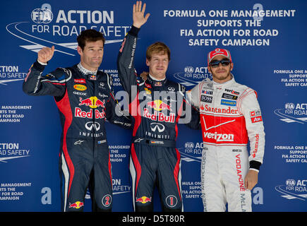 Australian Formula One driver Mark Webber (3rd, L-R) di Red Bull e il suo compagno di squadra, il tedesco Sebastian Vettel (1a), e il britannico Lewis Hamilton (2a) della McLaren Mercedes celebate dopo la sessione di qualifiche sul circuito delle Americhe ad Austin, Texas, Stati Uniti d'America, 17 novembre 2012. La Formula Uno Gran Premio degli Stati Uniti avrà luogo il 18 novembre 2012. Foto: David Ebener/dpa +++ Foto Stock