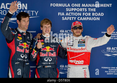 Australian Formula One driver Mark Webber (3rd, L-R) di Red Bull e il suo compagno di squadra, il tedesco Sebastian Vettel (1a), e il britannico Lewis Hamilton (2a) della McLaren Mercedes celebate dopo la sessione di qualifiche sul circuito delle Americhe ad Austin, Texas, Stati Uniti d'America, 17 novembre 2012. La Formula Uno Gran Premio degli Stati Uniti avrà luogo il 18 novembre 2012. Foto: David Ebener/dpa +++ Foto Stock