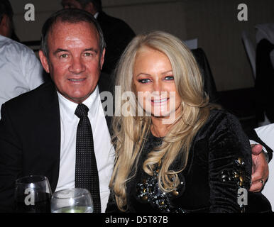 Cantante britannico Bonnie Tyler e suo marito Robert Sullivan frequentare le aquile Hermes Presidente Golf Cup a gala Nobilis Robinson Club in Belek, Turchia, 16 novembre 2012. Celebrità da sport, film e gioco di economia per le fondazioni come bambini fondi di emergenza e il Beckenbauer fondazione. Foto: Ursula Dueren Foto Stock