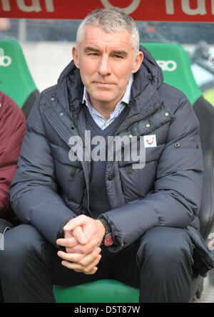 Hannover è capo allenatore Mirko Slomka siede sul banco di lavoro prima della Bundesliga partita di calcio tra Hannover 96 e SC Freiburg a AWD Arena di Hannover, Germania, 17 novembre 2012. Foto: CARMEN JASPERSEN Foto Stock