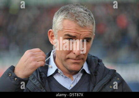 Hannover è capo allenatore Mirko Slomka gesti durante un colloquio prima Bundesliga partita di calcio tra Hannover 96 e SC Freiburg a AWD Arena di Hannover, Germania, 17 novembre 2012. Foto: CARMEN JASPERSEN Foto Stock