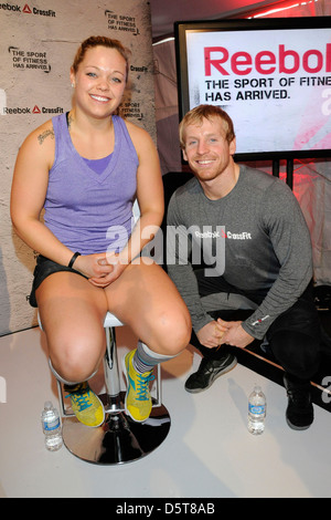 Alicia Conners e Graham Holmberg, 2010 Fitness uomo sulla terra Reebok CrossFit evento promozionale Yonge-Dundas Square. Toronto, Foto Stock