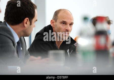 Der Neue Trainer des TSV 1860 München, Alexander Schmidt (r) und der Geschäftsführer Robert Schäfer geben am 18.11.2012 in München (Bayern) eine Pressekonferenz. Der Bundeszweitligist hat sich von seinem Trainer getrennt Maurer, der bisherige Regionalliga-Trainer Schmidt wird sein Nachfolger. Foto: Tobias Hase/dpa Foto Stock